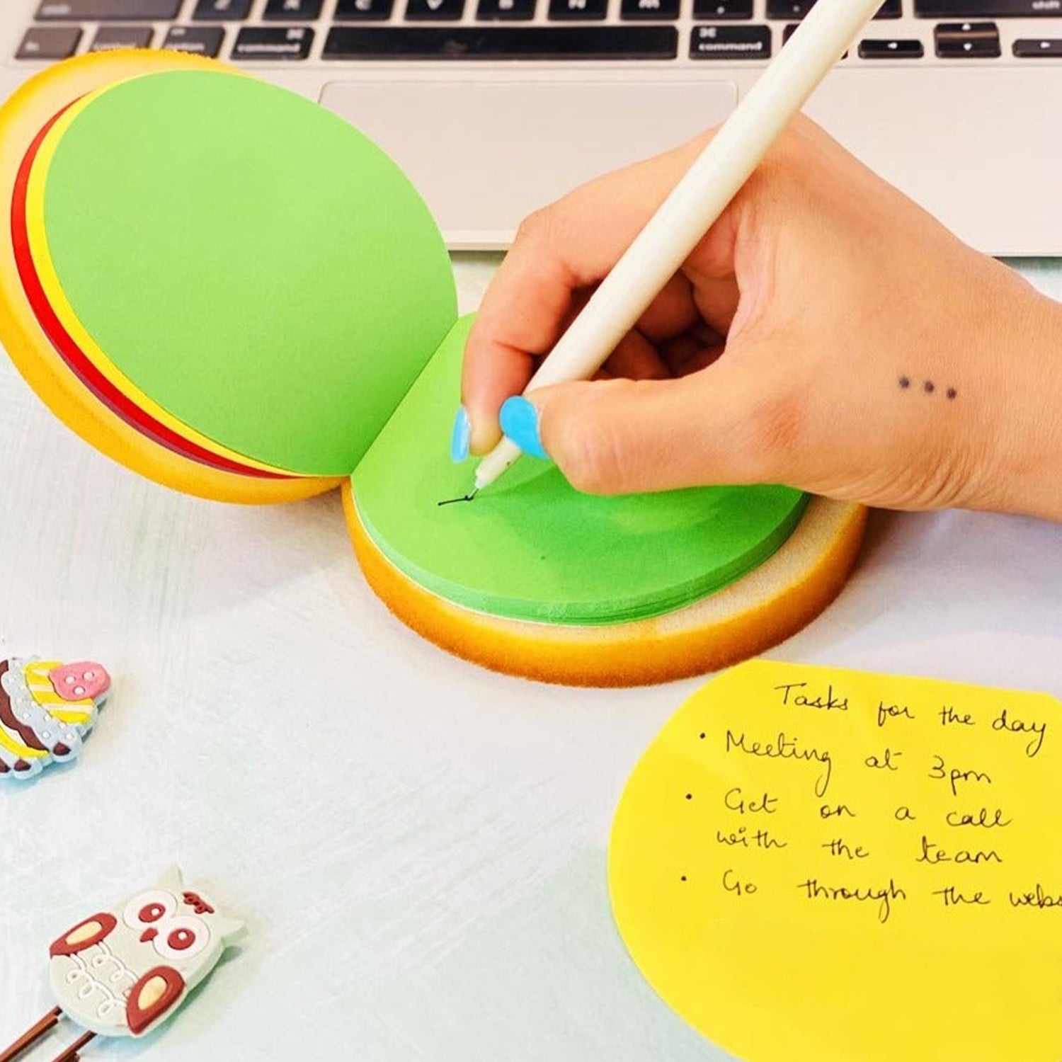 BurgerPad: Fun & Quirky Burger-Shaped Memo Pad with 100 Unruled Pages, Pocket-Size Notepad for Notes & Journaling